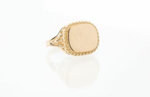 Exquisite White Gold Signet Ring for a Sophisticated Style Statement