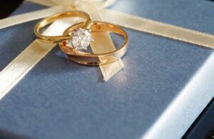 Modern Gold Engagement Rings: A Comprehensive Guide 2023