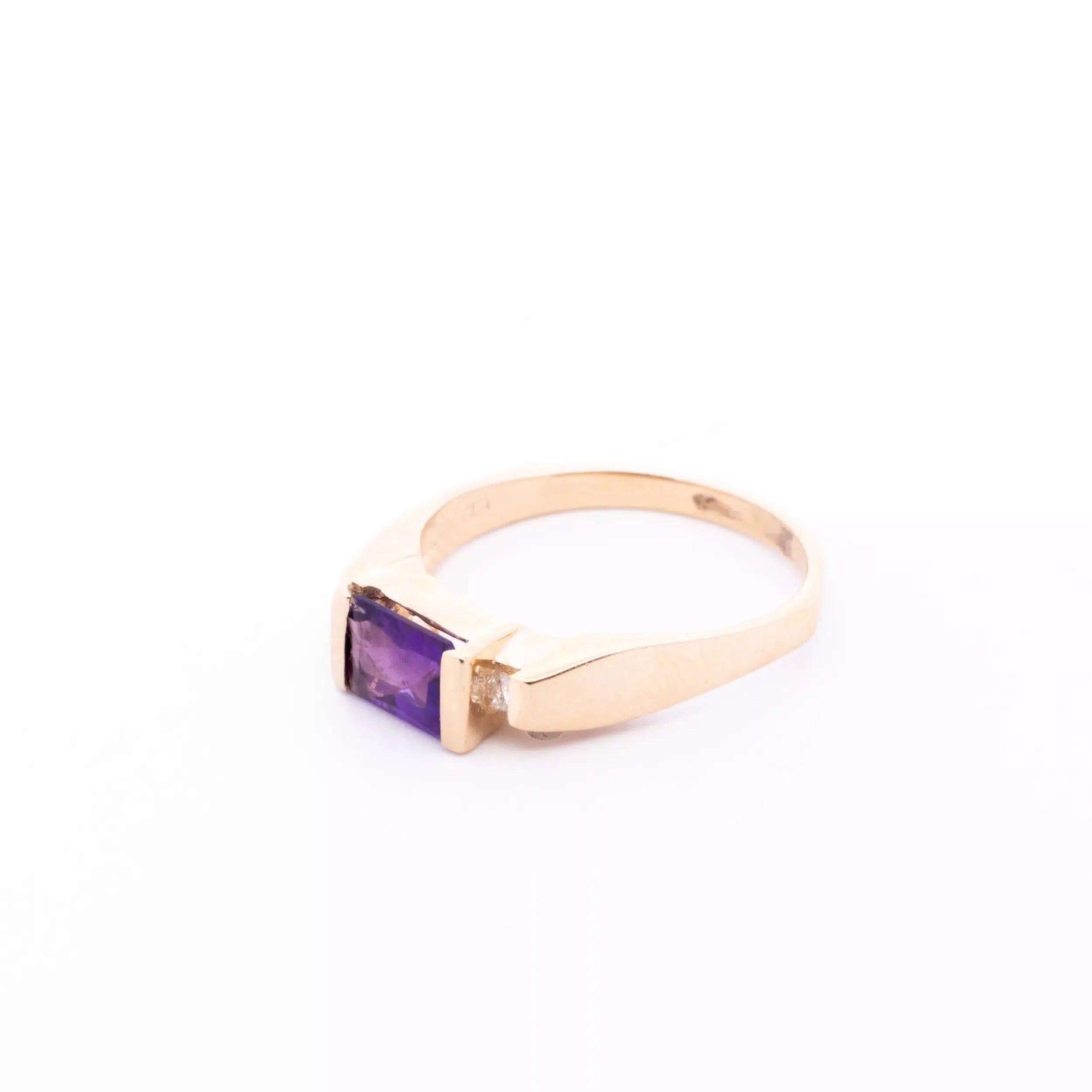 A stunning amethyst and diamond ring in 14 Karat Yellow Gold Fashion Chain.