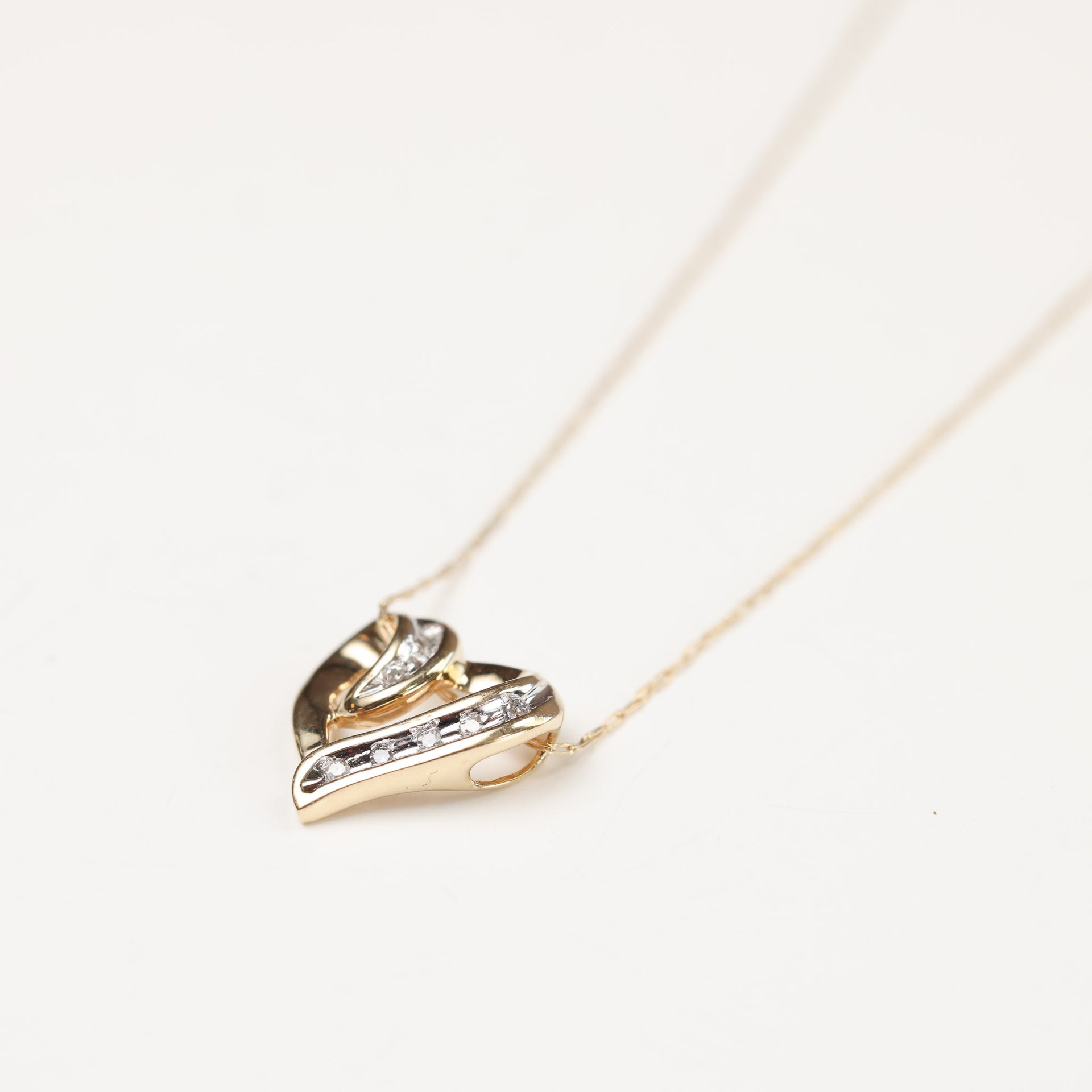 10 Karat Yellow Gold Diamond Heart Pendant Chain Set 19.5in Long