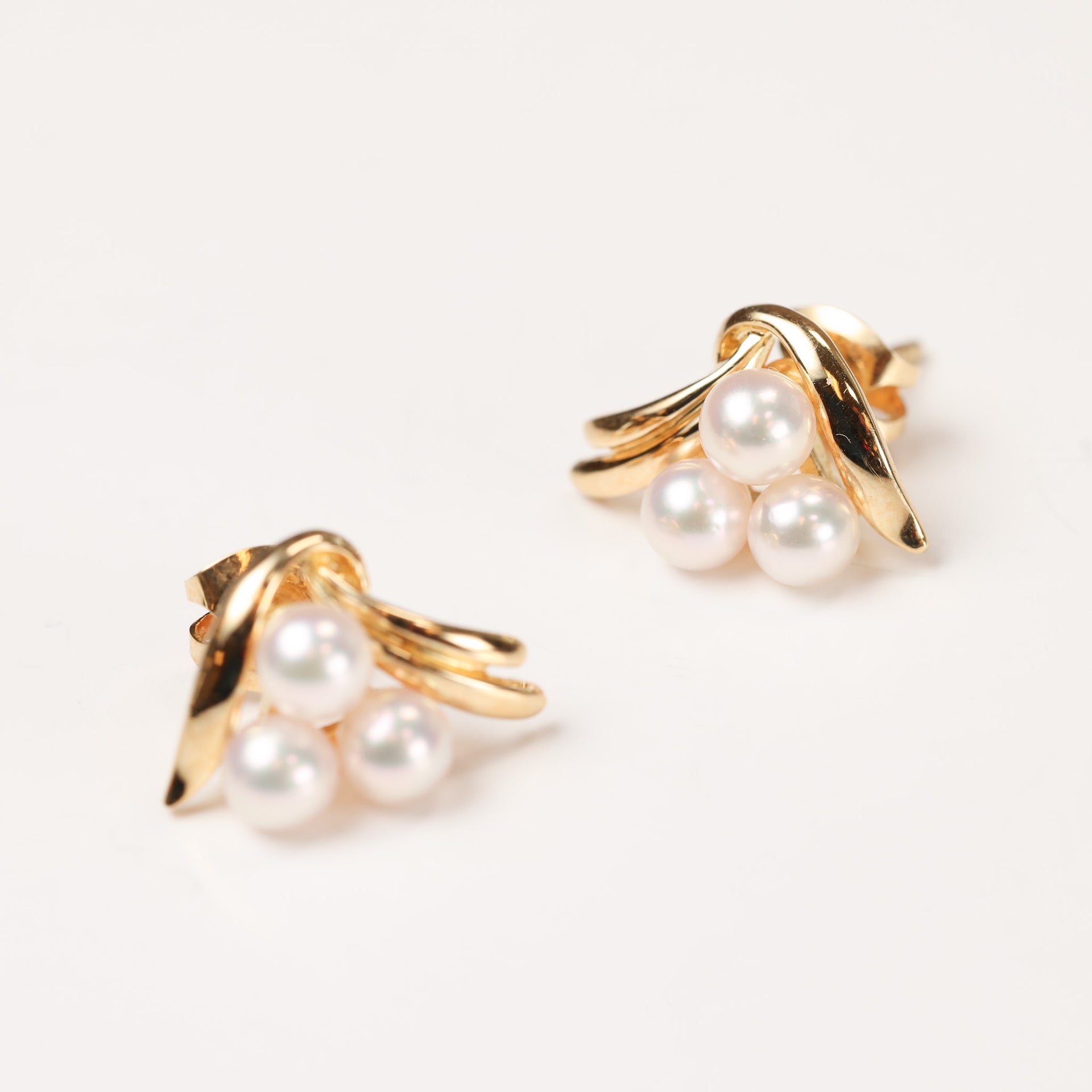 18 Karat Yellow Gold Pearl Earrings