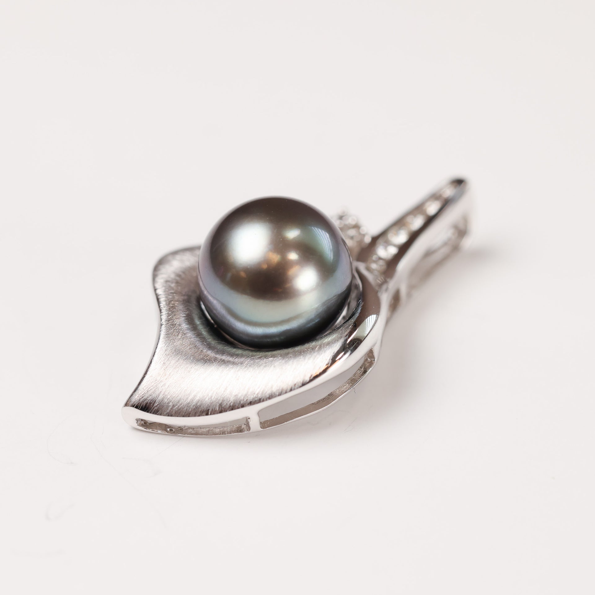 18 Karat White Gold Diamond & Tahitian Pearl 10.3mm Diameter Pendant