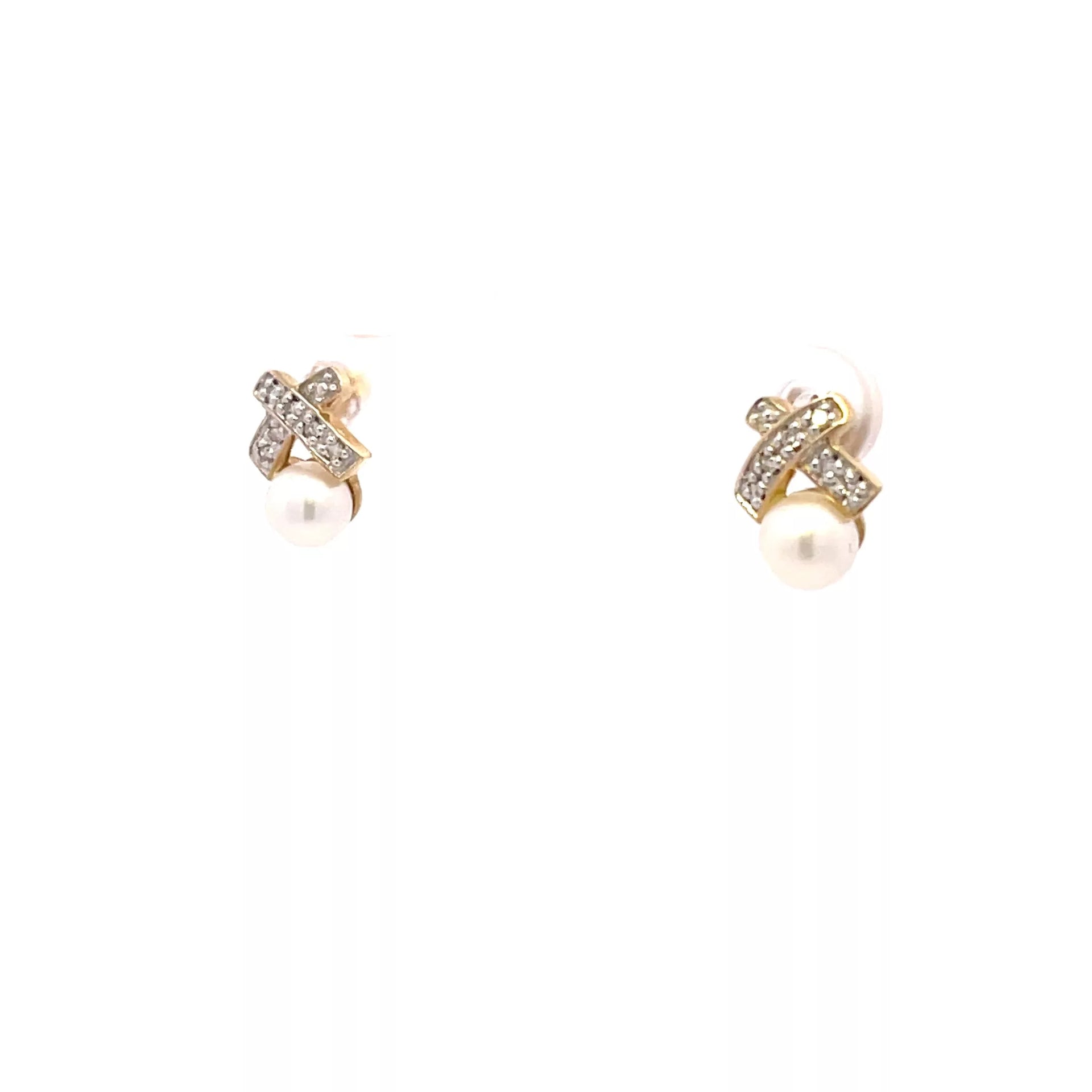 Exquisite 10K Yellow Gold Stud Earrings with Brilliant Diamond and Lustrous Pearl - A Timeless Piece of Fine Estate Jewelry