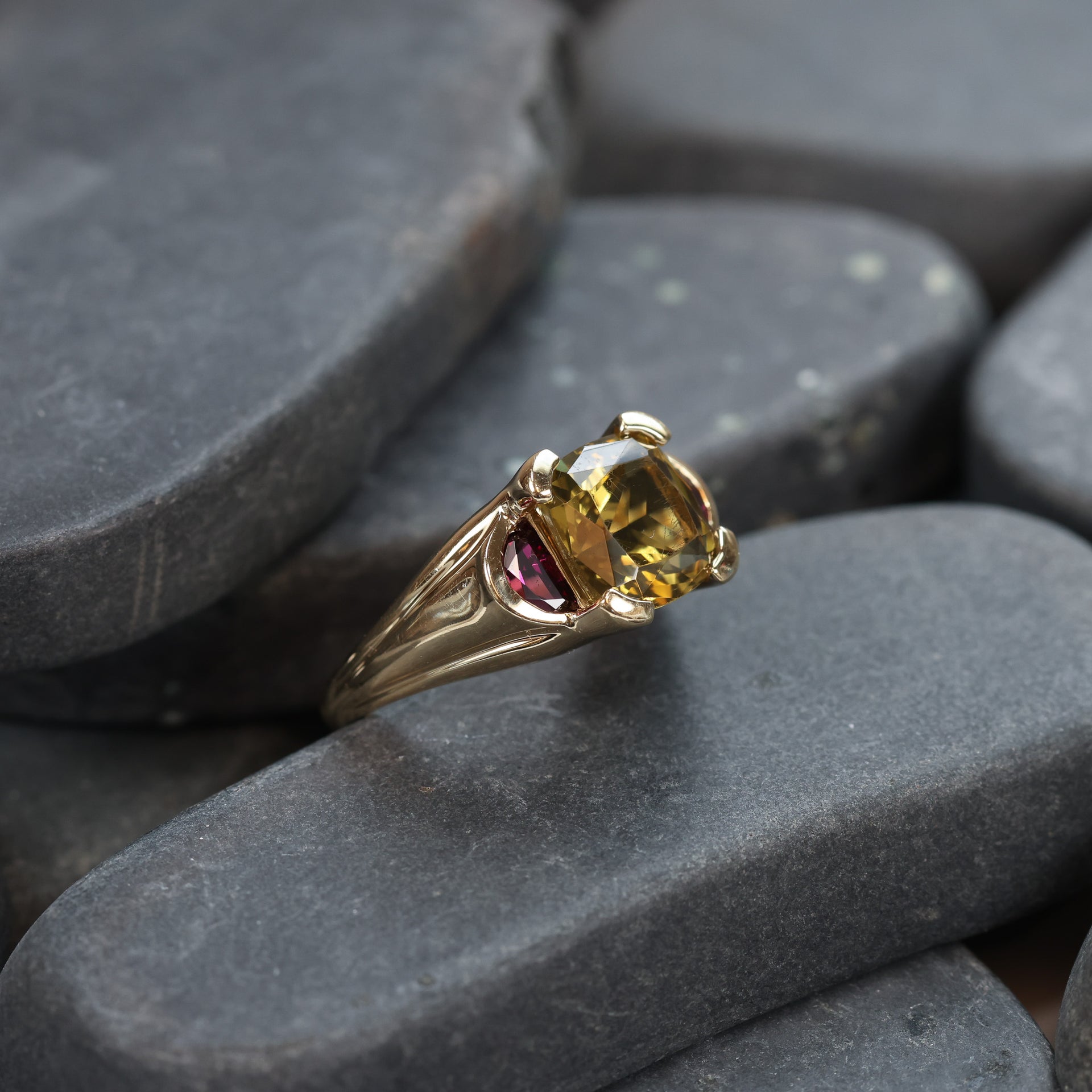 14 Karat Yellow Gold Yellow Stone Ring Size 6