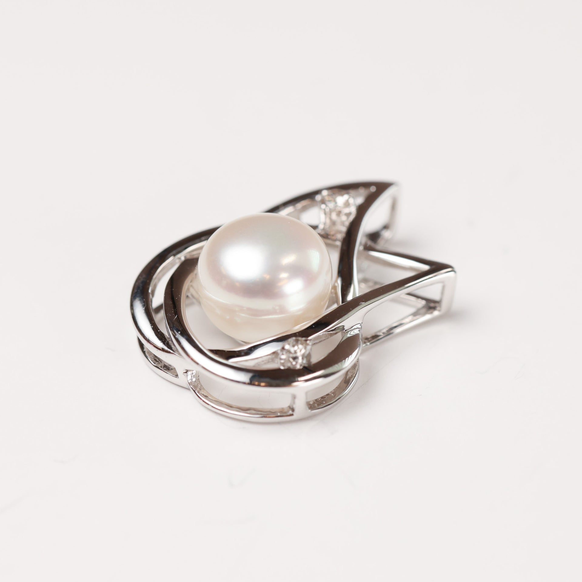 18 Karat White Gold Diamond & Pearl 8.7 Mm Diameter Pendant