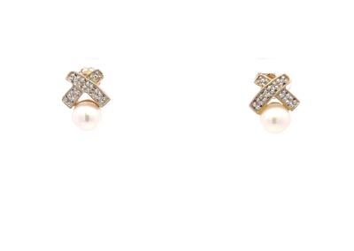 Exquisite 10K Yellow Gold Stud Earrings with Brilliant Diamond and Lustrous Pearl - A Timeless Piece of Fine Estate Jewelry