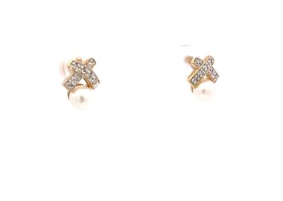 Exquisite 10K Yellow Gold Stud Earrings with Brilliant Diamond and Lustrous Pearl - A Timeless Piece of Fine Estate Jewelry