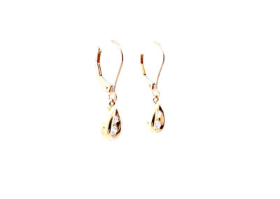 10 Karat Yellow Gold Dangle Earrings Embellished with Sparkling Diamonds – A Luxurious Addition to Your Fine Jewelry Collection