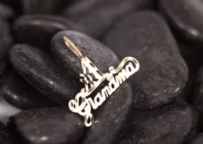 The word grandma is engraved on a 14 Karat Yellow Gold Fashion Chain.